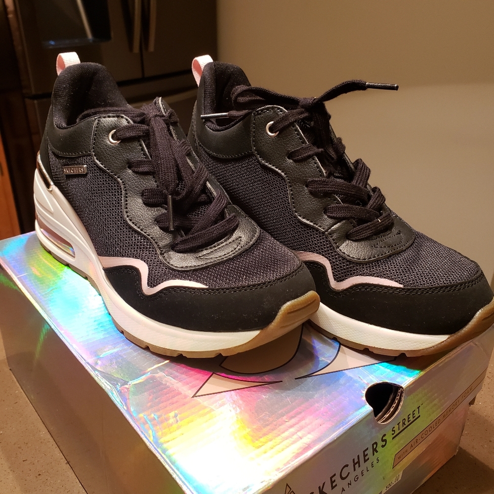 Black Skechers Sneakers